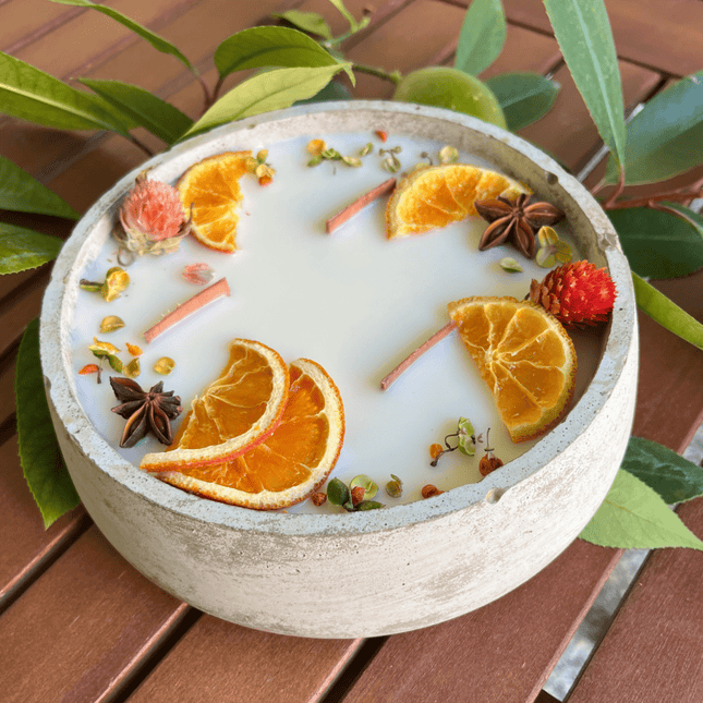 Große Outdoor Citronella - Betonkerze „Big Grey - Mugge Schreck“ – Mit drei Holdochten - Handgemachter Insektenschutz aus dem Südschwarzwald mit Blütenverzierung (Duftkerze) kaufen bei Linkreich – Jetzt entdecken!