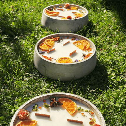 Große Outdoor Citronella - Betonkerze „Big Grey - Mugge Schreck“ – Mit drei Holdochten - Handgemachter Insektenschutz aus dem Südschwarzwald mit Blütenverzierung (Duftkerze) kaufen bei Linkreich – Jetzt entdecken!