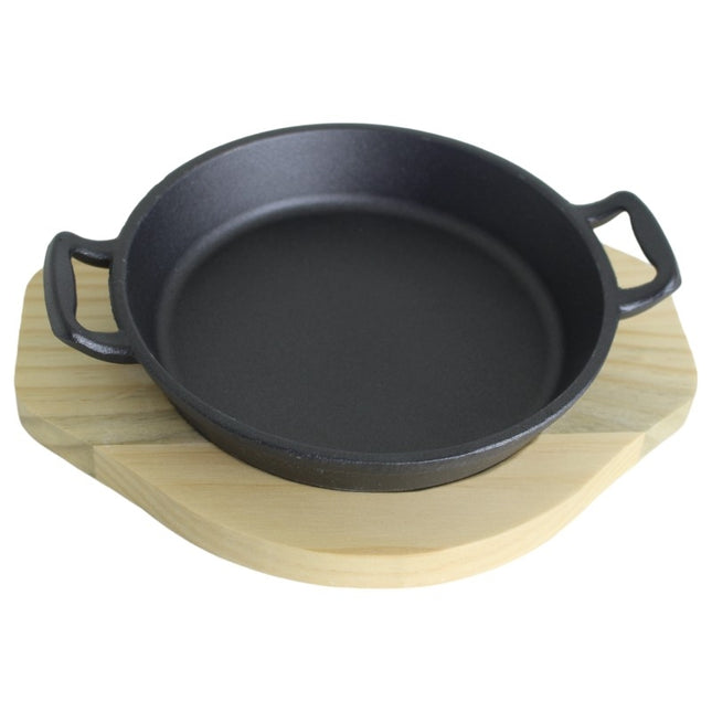 Guss Bratpfanne mit Griffen auf Holzplatte 18cm Durchmesser