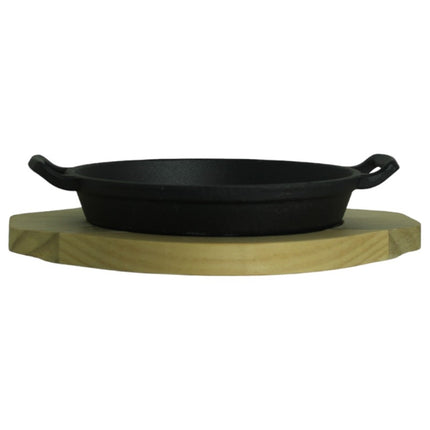Guss Bratpfanne mit Griffen auf Holzplatte 18cm Durchmesser