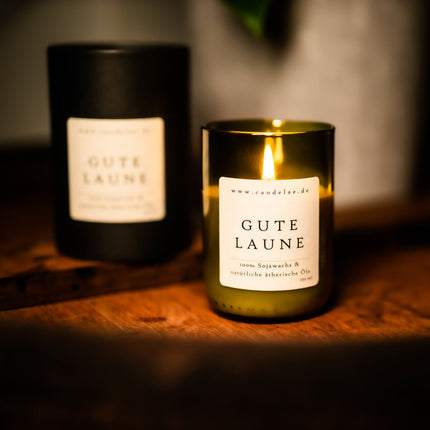 Gute Laune – Duftkerze aus Sojawachs mit frischen Zitrusnoten für positive Energie (Kerze aus alter Weinflasche) kaufen bei Linkreich – Jetzt entdecken!