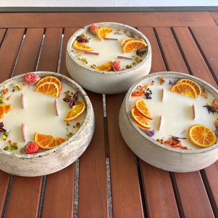 Handbesetze XXL Outdoor Citronella - Betonkerze „Big Grey - Mugge Schreck“ – Mit drei Holdochten - Handgemachter Insektenschutz aus dem Südschwarzwald mit Blütenverzierung (Duftkerze) kaufen bei Linkreich – Jetzt entdecken!