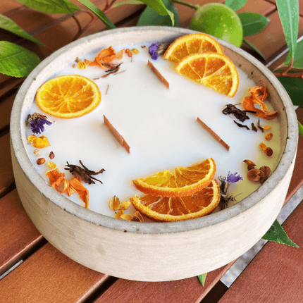 Handbesetze XXL Outdoor Citronella - Betonkerze „Big Grey - Mugge Schreck“ – Mit drei Holdochten - Handgemachter Insektenschutz aus dem Südschwarzwald mit Blütenverzierung (Duftkerze) kaufen bei Linkreich – Jetzt entdecken!