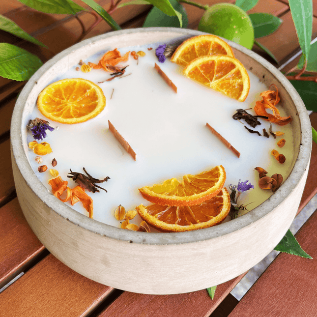 Handbesetze XXL Outdoor Citronella - Betonkerze „Big Grey - Mugge Schreck“ – Mit drei Holdochten - Handgemachter Insektenschutz aus dem Südschwarzwald mit Blütenverzierung (Duftkerze) kaufen bei Linkreich – Jetzt entdecken!