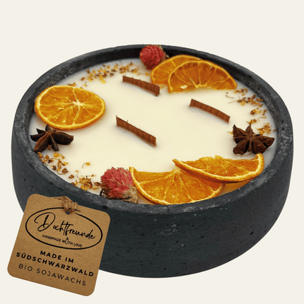 Handbesetze XXL Outdoor Citronella - Betonkerze Black Edition „Big Black - Mugge Schreck“ – Mit drei Holdochten - Handgemachter Insektenschutz aus dem Südschwarzwald mit Blütenverzierung (Duftkerze) kaufen bei Linkreich – Jetzt entdecken!