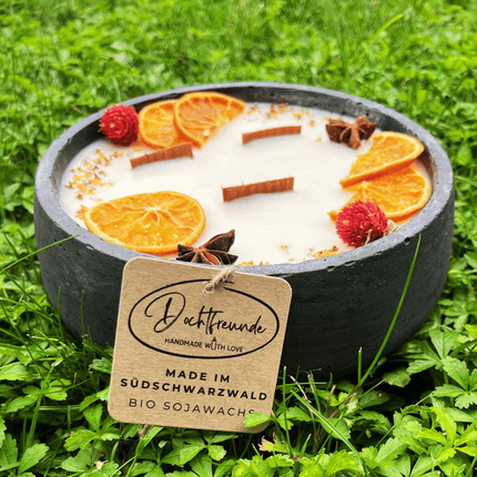 Handbesetze XXL Outdoor Citronella - Betonkerze Black Edition „Big Black - Mugge Schreck“ – Mit drei Holdochten - Handgemachter Insektenschutz aus dem Südschwarzwald mit Blütenverzierung (Duftkerze) kaufen bei Linkreich – Jetzt entdecken!