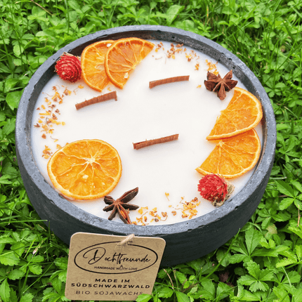 Handbesetze XXL Outdoor Citronella - Betonkerze Black Edition „Big Black - Mugge Schreck“ – Mit drei Holdochten - Handgemachter Insektenschutz aus dem Südschwarzwald mit Blütenverzierung (Duftkerze) kaufen bei Linkreich – Jetzt entdecken!