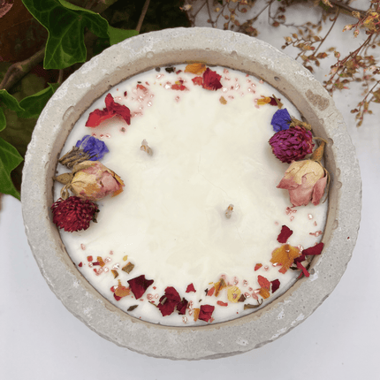 Handgefertigte Betonkerze Betongrau „Herbstglühen“ für Herbst und Winter - Stilvolle Sojawachskerze für Ihr Zuhause. Mit Blütenverzierung und HOCHWERTIGEM Baumwolldocht aus dem Südschwarzwald (Duftkerze) kaufen bei Linkreich – Jetzt entdecken!