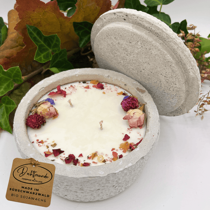 Handgefertigte Betonkerze Betongrau „Herbstglühen“ für Herbst und Winter - Stilvolle Sojawachskerze für Ihr Zuhause. Mit Blütenverzierung und HOCHWERTIGEM Baumwolldocht aus dem Südschwarzwald (Duftkerze) kaufen bei Linkreich – Jetzt entdecken!