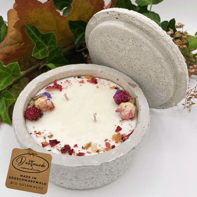 Handgefertigte Betonkerze Betongrau „Herbstglühen“ für Herbst und Winter - Stilvolle Sojawachskerze für Ihr Zuhause. Mit Blütenverzierung und HOCHWERTIGEM Baumwolldocht aus dem Südschwarzwald (Duftkerze) kaufen bei Linkreich – Jetzt entdecken!