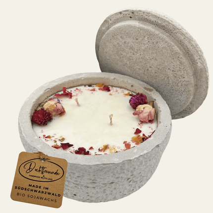 Handgefertigte Betonkerze Betongrau „Herbstglühen“ für Herbst und Winter - Stilvolle Sojawachskerze für Ihr Zuhause. Mit Blütenverzierung und HOCHWERTIGEM Baumwolldocht aus dem Südschwarzwald (Duftkerze) kaufen bei Linkreich – Jetzt entdecken!