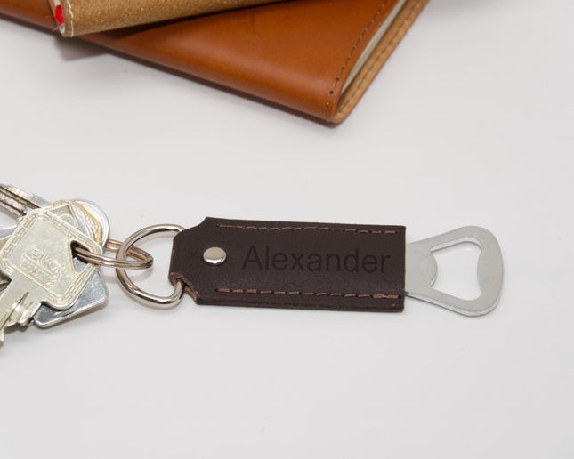 Handgefertigter Leder Schlüsselanhänger mit Flaschenöffner und Gravur – Geschenk für Männer, Rustikales Design () kaufen bei Linkreich – Jetzt entdecken!