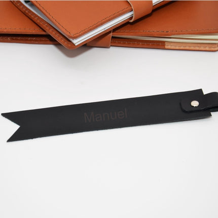 Handgefertigtes Leder - Lesezeichen. Mit Gravur von Namen, Initialen oder Zitaten. Einzigartiges Geschenk für Bücherfreunde. () kaufen bei Linkreich – Jetzt entdecken!