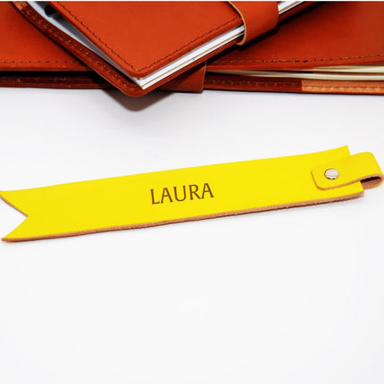 Handgefertigtes Leder - Lesezeichen. Mit Gravur von Namen, Initialen oder Zitaten. Einzigartiges Geschenk für Bücherfreunde. () kaufen bei Linkreich – Jetzt entdecken!