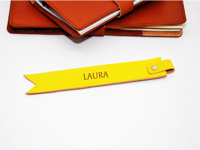 Handgefertigtes Leder - Lesezeichen. Mit Gravur von Namen, Initialen oder Zitaten. Einzigartiges Geschenk für Bücherfreunde. () kaufen bei Linkreich – Jetzt entdecken!