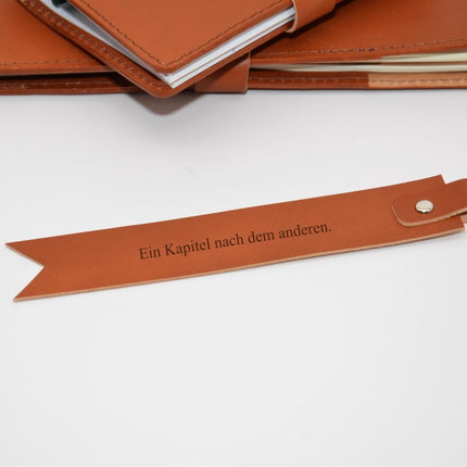 Handgefertigtes Leder - Lesezeichen. Mit Gravur von Namen, Initialen oder Zitaten. Einzigartiges Geschenk für Bücherfreunde. () kaufen bei Linkreich – Jetzt entdecken!
