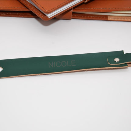 Handgefertigtes Leder - Lesezeichen. Mit Gravur von Namen, Initialen oder Zitaten. Einzigartiges Geschenk für Bücherfreunde. () kaufen bei Linkreich – Jetzt entdecken!
