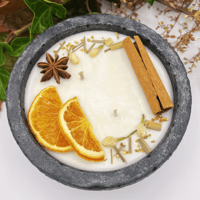 Handgemachte Betonkerze „Black Cinnamon“ - Stilvolle Sojawachskerze für Ihr Zuhause. Mit Blütenverzierung und HOCHWERTIGEM Baumwolldocht aus dem Südschwarzwald (Duftkerze) kaufen bei Linkreich – Jetzt entdecken!