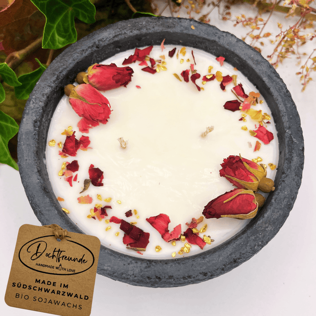 Handgemachte Betonkerze „Black Roses“ Aromakerze - Stilvolle Sojawachskerze für Ihr Zuhause. Mit Blütenverzierung und HOCHWERTIGEM Baumwolldocht aus dem Südschwarzwald (Duftkerze) kaufen bei Linkreich – Jetzt entdecken!