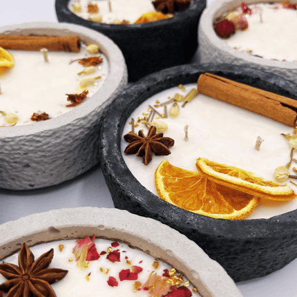 Handgemachte Betonkerze „Black Roses“ Aromakerze - Stilvolle Sojawachskerze für Ihr Zuhause. Mit Blütenverzierung und HOCHWERTIGEM Baumwolldocht aus dem Südschwarzwald (Duftkerze) kaufen bei Linkreich – Jetzt entdecken!