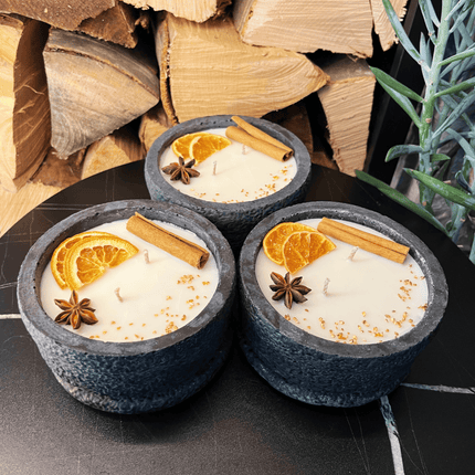 Handgemachtes Betonkerzen - Set 3x Schwarz "Black Cinnamon" - Stilvolle Sojawachskerze für Ihr Zuhause. Aromatherapie Kerze mit Blütenverzierung und HOCHWERTIGEM Baumwolldocht aus dem Südschwarzwald (Duftkerze) kaufen bei Linkreich – Jetzt entdecken!