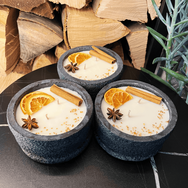 Handgemachtes Betonkerzen - Set 3x Schwarz "Black Cinnamon" - Stilvolle Sojawachskerze für Ihr Zuhause. Aromatherapie Kerze mit Blütenverzierung und HOCHWERTIGEM Baumwolldocht aus dem Südschwarzwald (Duftkerze) kaufen bei Linkreich – Jetzt entdecken!