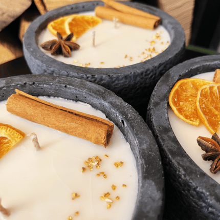 Handgemachtes Betonkerzen - Set 3x Schwarz "Black Cinnamon" - Stilvolle Sojawachskerze für Ihr Zuhause. Aromatherapie Kerze mit Blütenverzierung und HOCHWERTIGEM Baumwolldocht aus dem Südschwarzwald (Duftkerze) kaufen bei Linkreich – Jetzt entdecken!