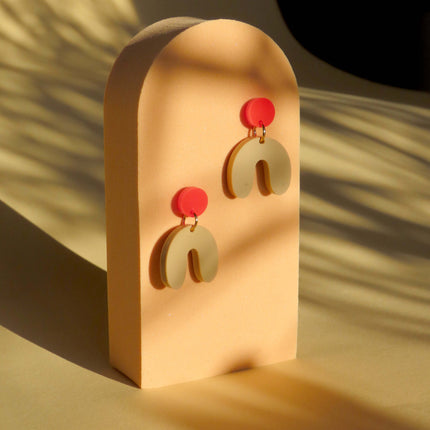 Kleine Arch Bogen Ohrringe in feuerrot beige