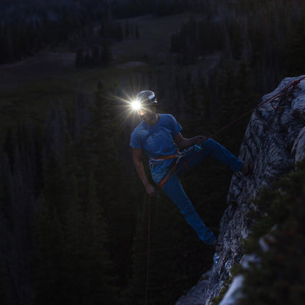 High-Performance Stirnlampe mit 750 Lumen, Li-Ion Akku und nur 150 g Gewicht von BioLite