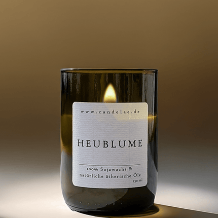 Heublume – Natürliche Duftkerze mit ätherischen Ölen aus recycelter Weinflasche (Kerze aus alter Weinflasche) kaufen bei Linkreich – Jetzt entdecken!
