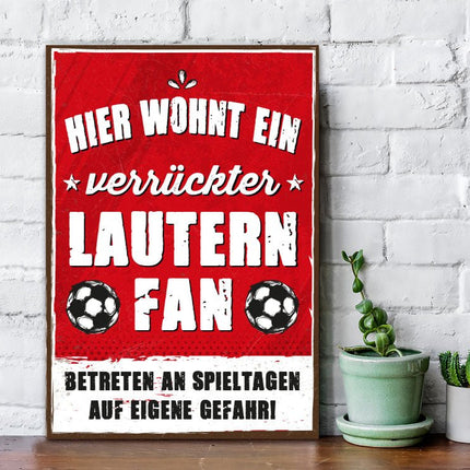 SEO. Holzschild mit Spruch - Hier wohnt ein verrückter Fußball Fan - Kaiserslautern Linkreich