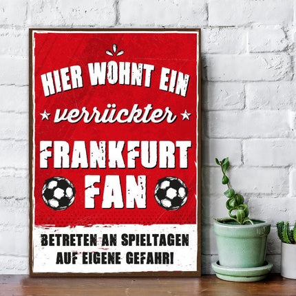 SEO. Holzschild mit Spruch - Hier wohnt ein verrückter Fußball Fan - Frankfurt Linkreich