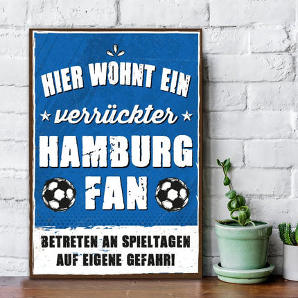SEO. Holzschild mit Spruch - Hier wohnt ein verrückter Fußball Fan - Hamburg Linkreich