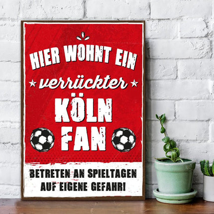 SEO. Holzschild mit Spruch - Hier wohnt ein verrückter Fußball Fan - Köln Linkreich