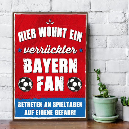 SEO. Holzschild mit Spruch - Hier wohnt ein verrückter Fußball Fan - Bayern Linkreich