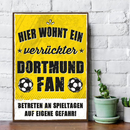 SEO. Holzschild mit Spruch - Hier wohnt ein verrückter Fußball Fan - Bayern Linkreich