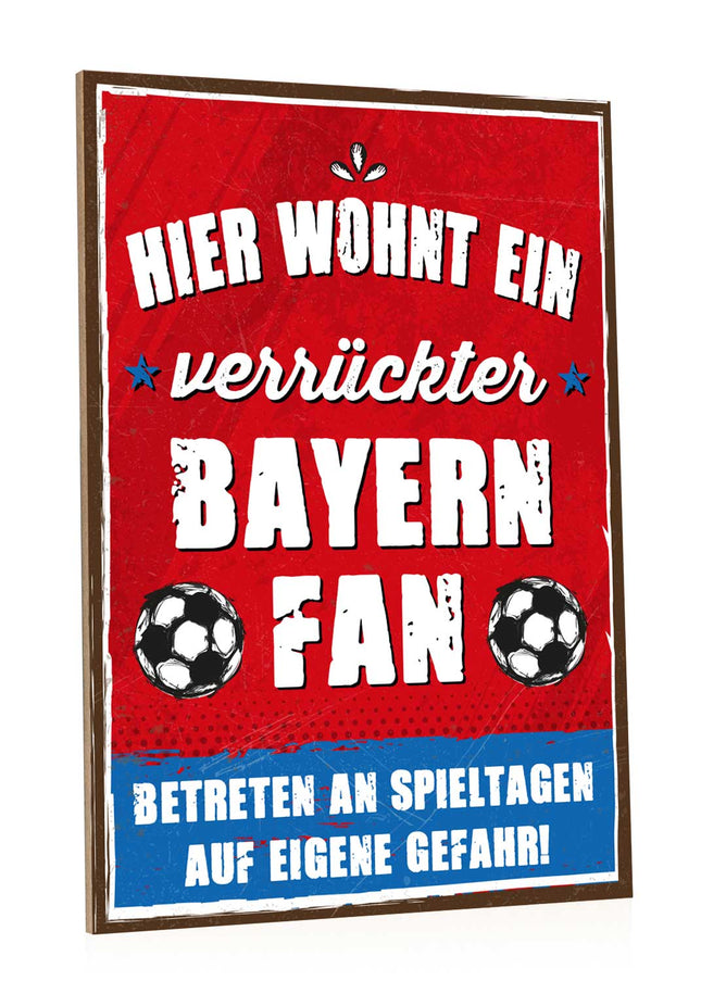 SEO. Holzschild mit Spruch - Hier wohnt ein verrückter Fußball Fan - Bayern Linkreich