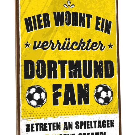 SEO. Holzschild mit Spruch - Hier wohnt ein verrückter Fußball Fan - Dortmund Linkreich