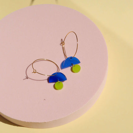 Hoops aus Edelstahl mit blau/limefarbenen geometrischen Formen