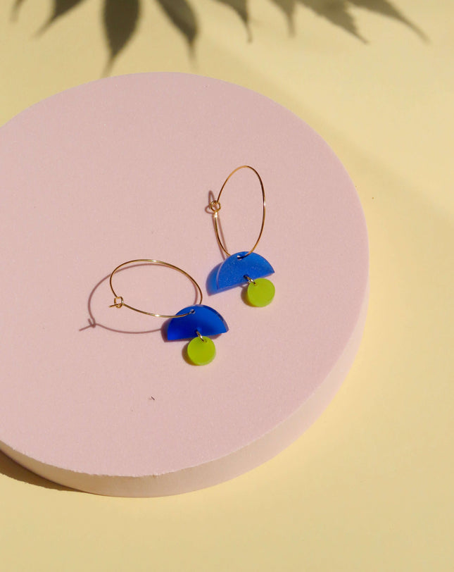 Hoops aus Edelstahl mit blau/limefarbenen geometrischen Formen