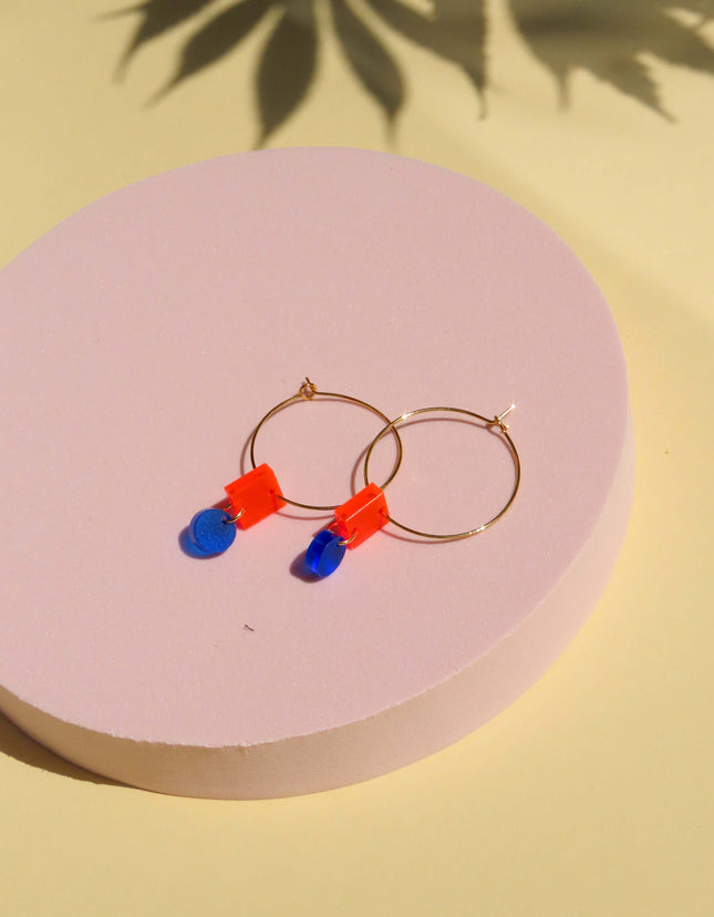 Hoops aus Edelstahl mit orange blauen geometrischen Formen