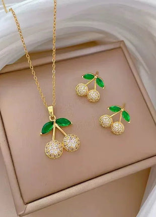 Kirsch-Schmuckset – Halskette & Ohrringe mit Strasssteinen und grünen Blättern - Linkreich