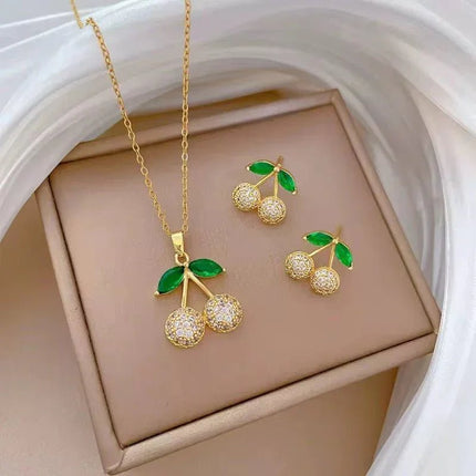Kirsch-Schmuckset – Halskette & Ohrringe mit Strasssteinen und grünen Blättern - Linkreich