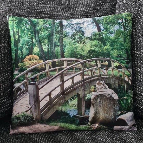SEO. Kissenbezug Waldbrücke am Fluss - 45cm x 45cm - Linkreich