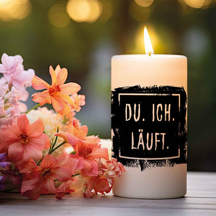 SEO. Kleine Kerze mit Spruch "Du.Ich.Läuft" - Rosa Linkreich