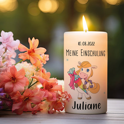 SEO. Kleine Kerze "Pferde" mit Namen & Datum zur Einschulung - Blond Linkreich