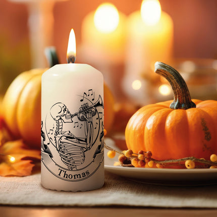 SEO. Kleine Kerze "Skelett mit Trompete" mit Namen zu Halloween - Linkreich