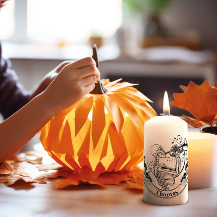 SEO. Kleine Kerze "Skelett mit Trompete" mit Namen zu Halloween - Linkreich