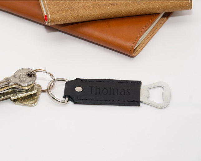 Leder Schlüsselanhänger mit Gravur – Multifunktionaler Flaschenöffner, Geschenk für ihn () kaufen bei Linkreich – Jetzt entdecken!