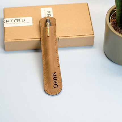 Leder Stifthülle mit Namen Gravur.Größe cir. 17x3,5cm. Lederetui für einen Kugelschreiber mit Gravur. Personalisiertes Stiftetui aus Leder. () kaufen bei Linkreich – Jetzt entdecken!